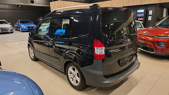 Ford Transit Courier 4 of 5