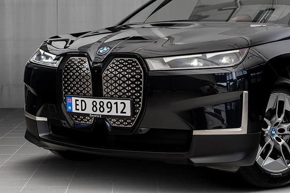 BMW iX 2 of 5