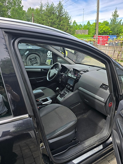 Opel Zafira 3 of 5