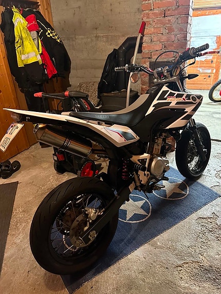 Yamaha WR 125 X 10 of 12