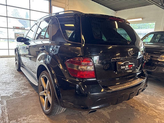 Mercedes-Benz ML320 4 of 5