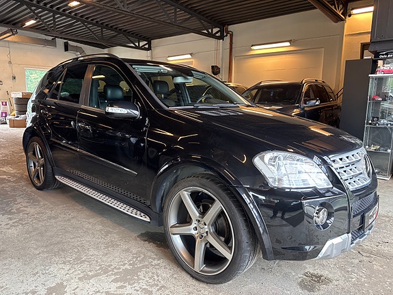 Mercedes-Benz ML320 3 of 5