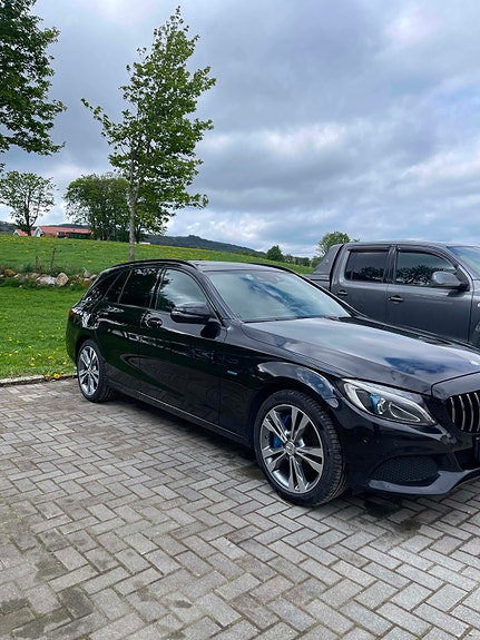 Mercedes-Benz C350 2 of 5