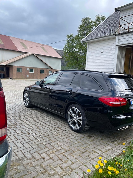 Mercedes-Benz C350 4 of 5