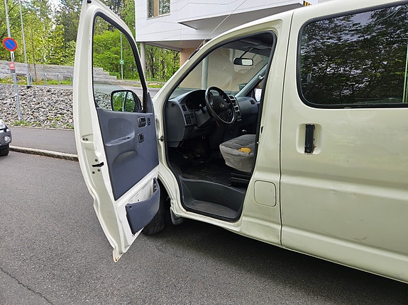Toyota HiAce 9 of 28