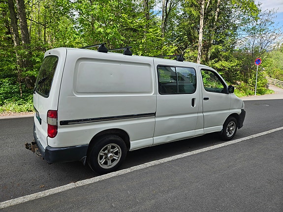 Toyota HiAce 4 of 28