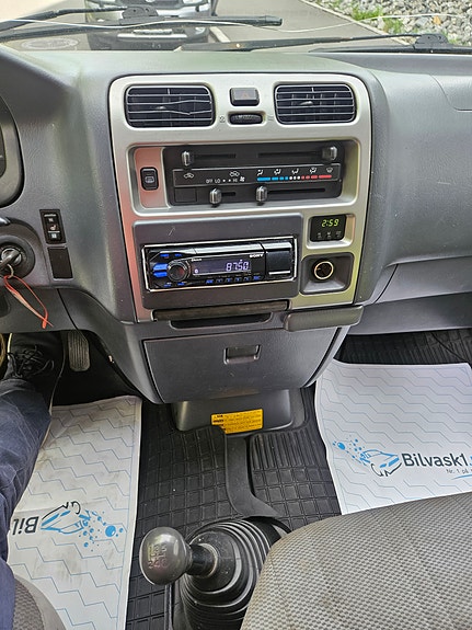 Toyota HiAce 7 of 28