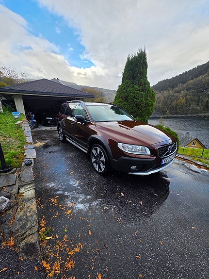 Volvo XC70 2 of 17