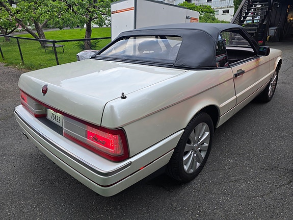 Cadillac Allante 3 of 5