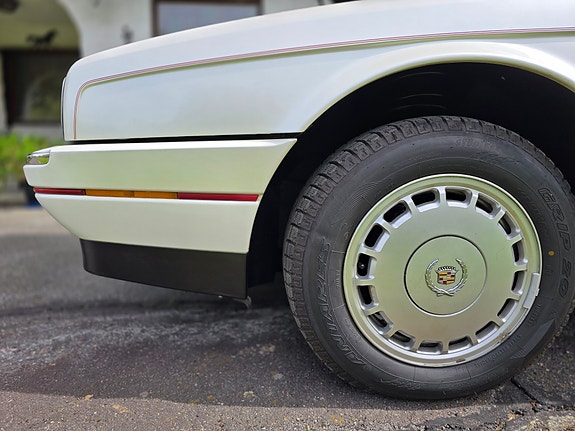 Cadillac Allante 10 of 30