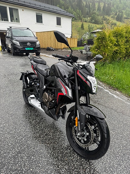 VOGE 300 R 2 of 4
