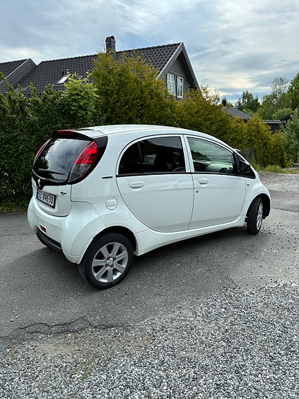 Peugeot iOn 2 of 5