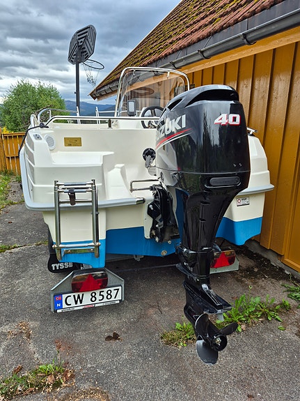 Lite brukt HR442 med 40 hester Suzuki motor og Tysse båthenger 2 of 5