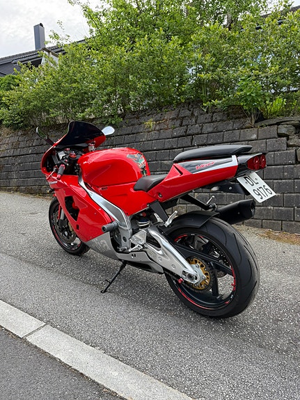 Aprilia RSV 1000 Mille 3 of 5