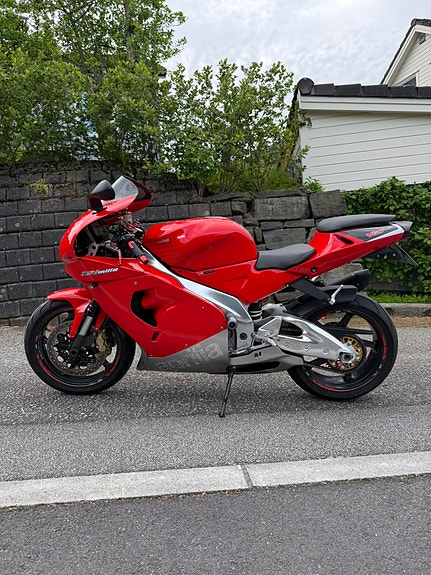 Aprilia RSV 1000 Mille 2 of 5
