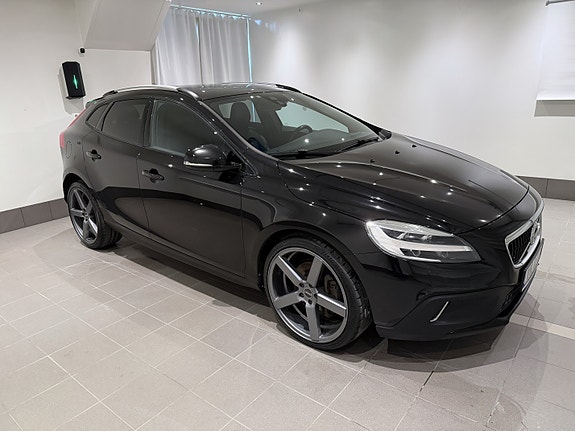 Volvo V40 Cross Country 2 of 5