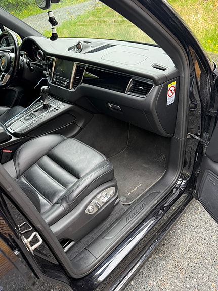 Porsche Macan 11 of 15
