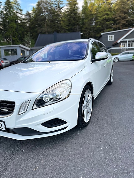 Volvo V60 2 of 5