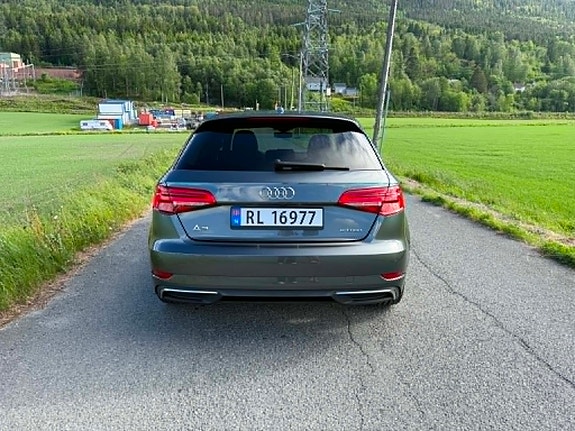 Audi e-tron 8 of 23