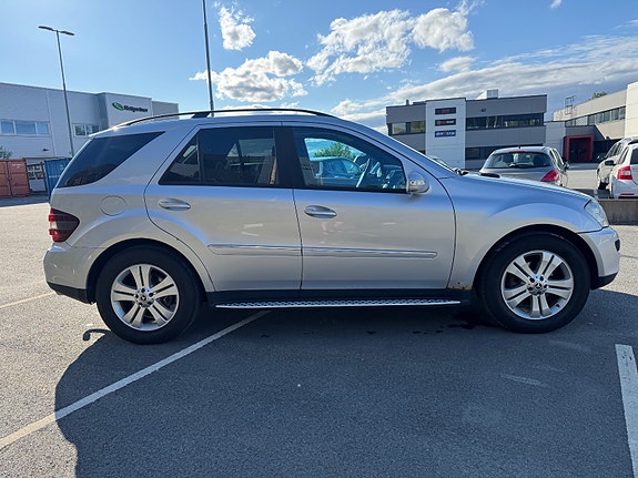 Mercedes-Benz ML320 4 of 5