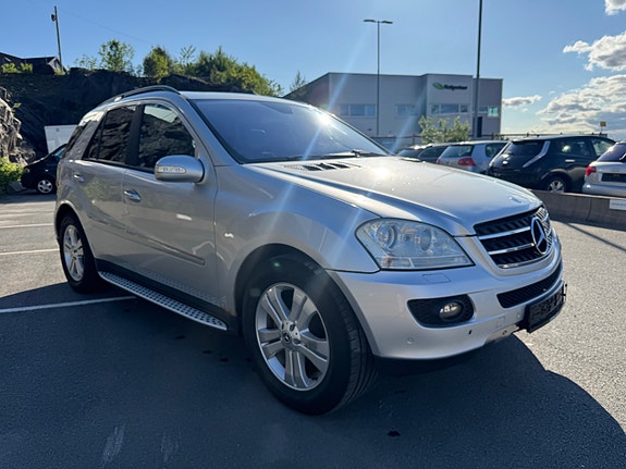 Mercedes-Benz ML320 3 of 5
