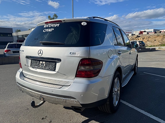 Mercedes-Benz ML320 5 of 5