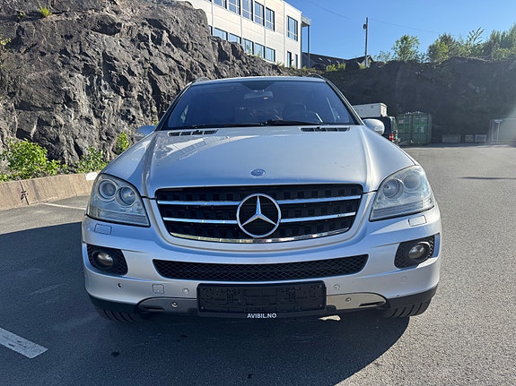 Mercedes-Benz ML320 2 of 5