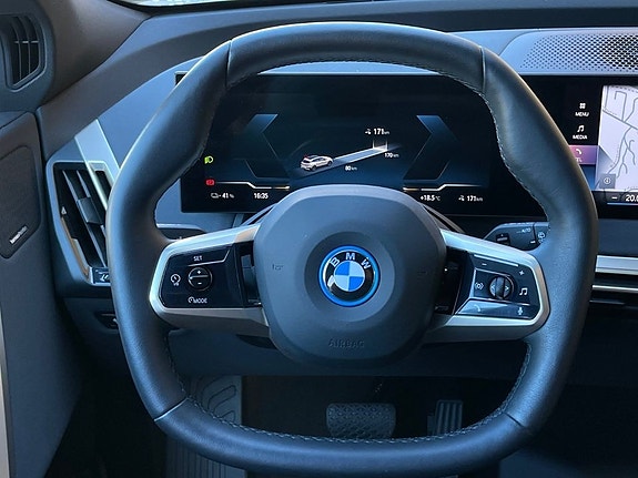 BMW iX 27 of 30