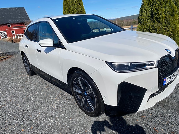 BMW iX 2 of 5