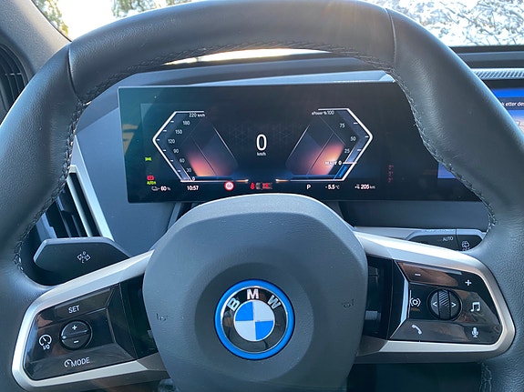 BMW iX 13 of 30