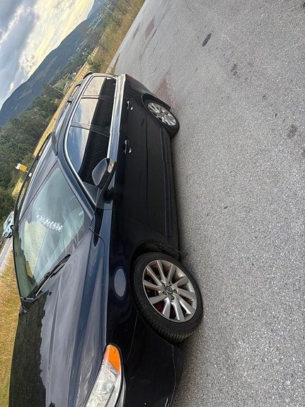 Volvo V70 3 of 5