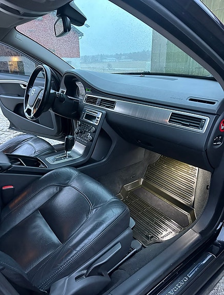 Volvo V70 4 of 5
