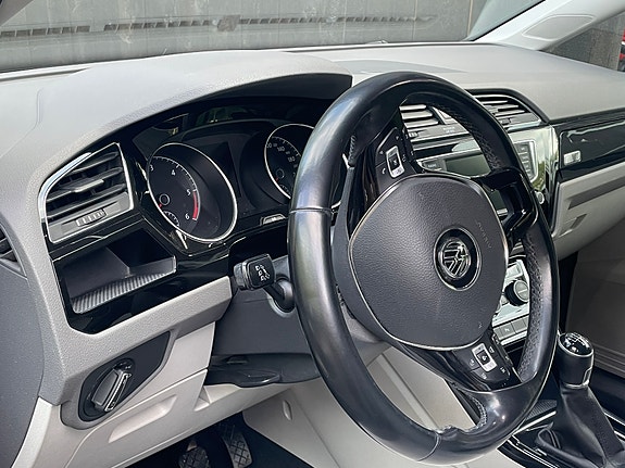 Volkswagen Touran 17 of 30
