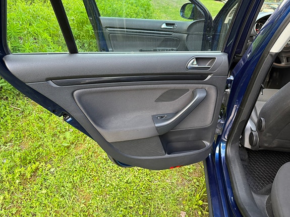 Volkswagen Golf VI 19 of 30