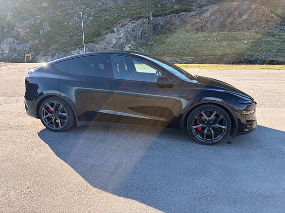 Tesla Model Y 4 of 5