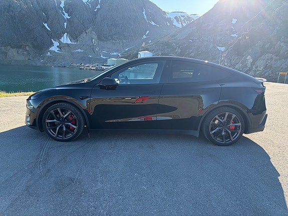 Tesla Model Y 5 of 5