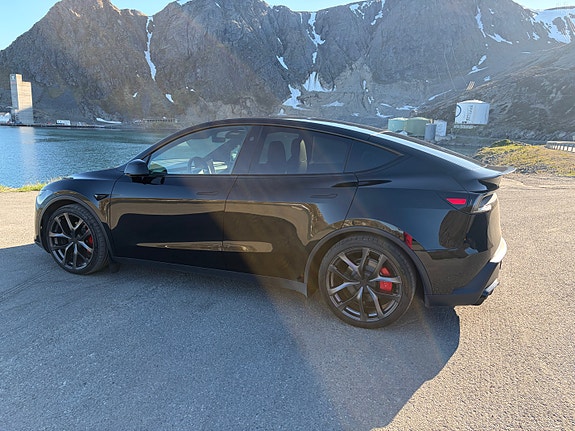 Tesla Model Y 3 of 5