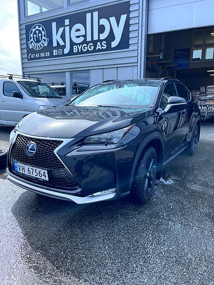 Lexus NX300h 2 of 5