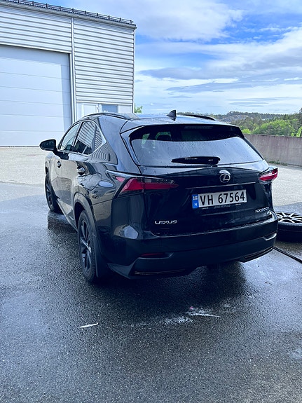 Lexus NX300h 3 of 5