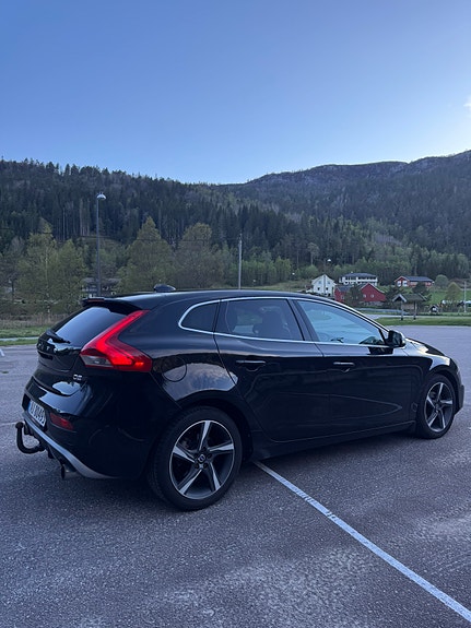 Volvo V40 2 of 5