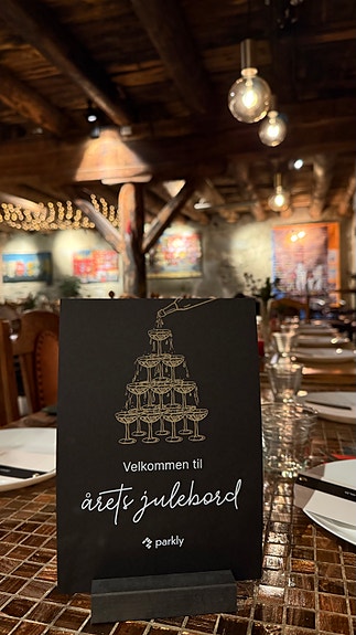 Vi har en fin tradisjon med å invitere alle ansatte med følge til et skikkelig minnerikt julebord. Her varierer vi på hvor eventet holdes.