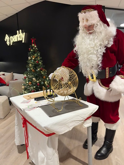 Å inkludere familiene er viktig for Parkly. Årlig har vi et juleevent for hele familien. I 2025 inviterte vi til Julebingo for hele familien- med selveste julenissen som bingovert.