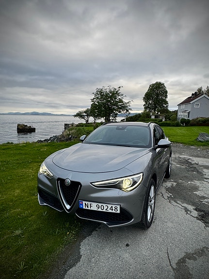 Alfa Romeo Stelvio 2 of 5