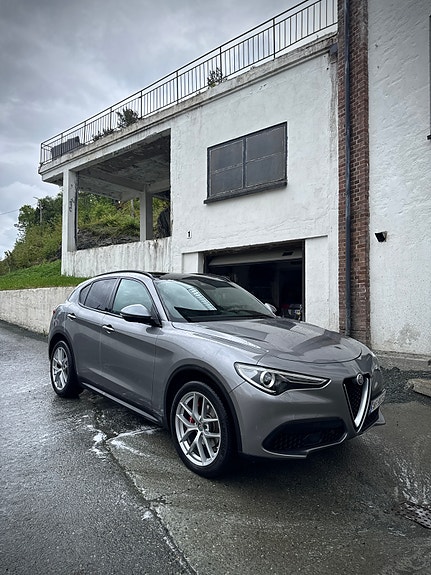 Alfa Romeo Stelvio 3 of 5