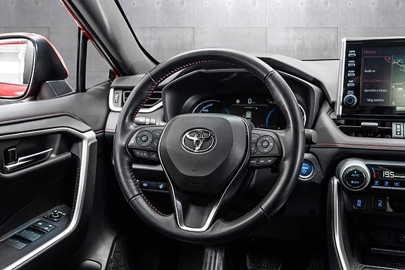Toyota RAV4 Plug-in Hybrid 14 of 27
