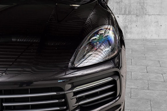 Porsche Cayenne 4 of 5