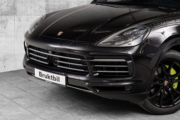 Porsche Cayenne 2 of 5
