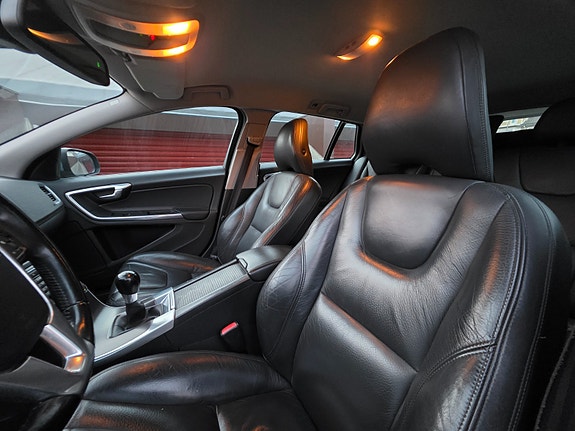 Volvo V60 11 of 14