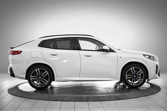 BMW iX2 6 of 26
