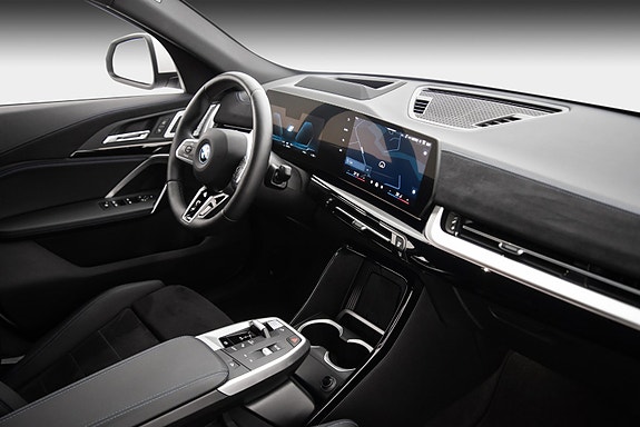 BMW iX2 11 of 26